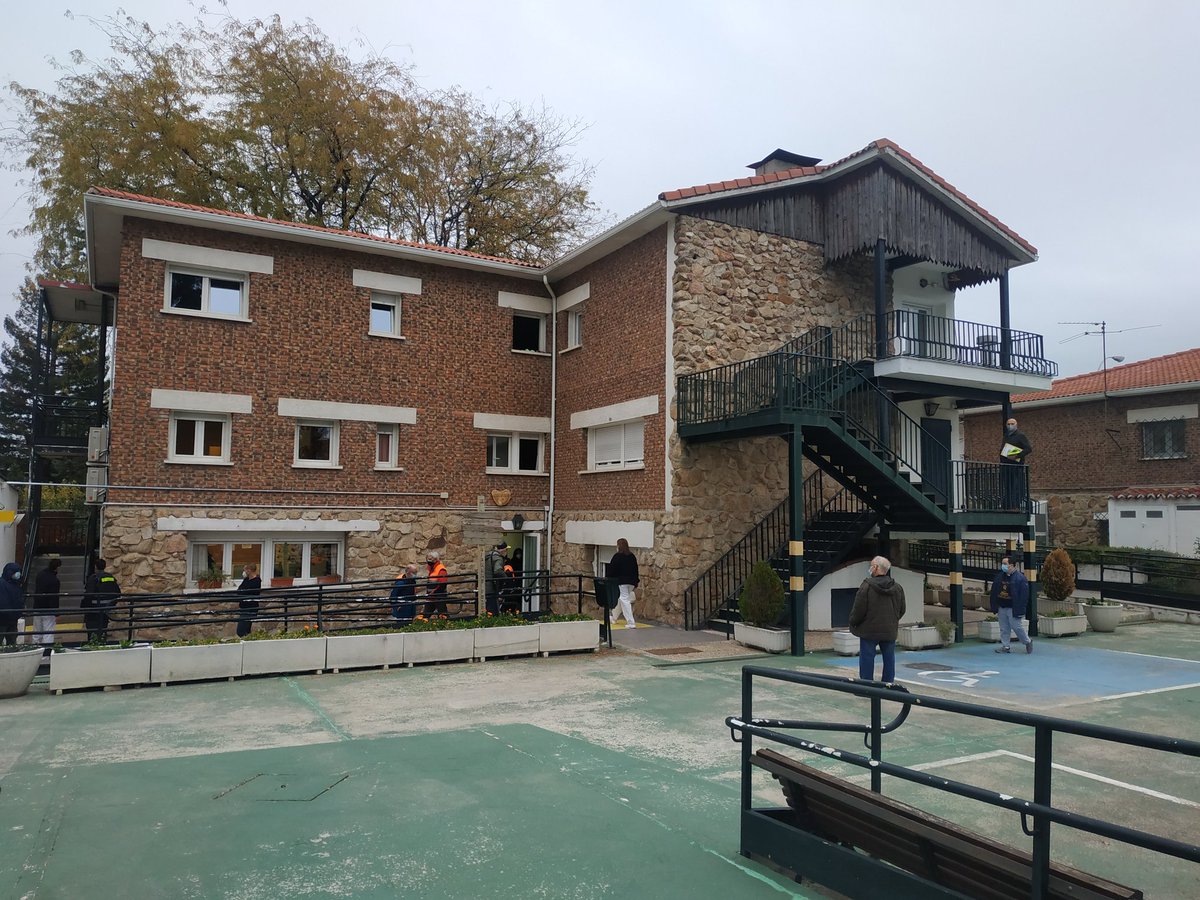 prote_pozuelo's tweet photo. Simulacro de evacuación en residencia #AFANIAS. Tanto los usuarios como los trabajadores lo han hecho de maravilla. Enhorabuena!!! https://t.co/PjsqwyxV2n