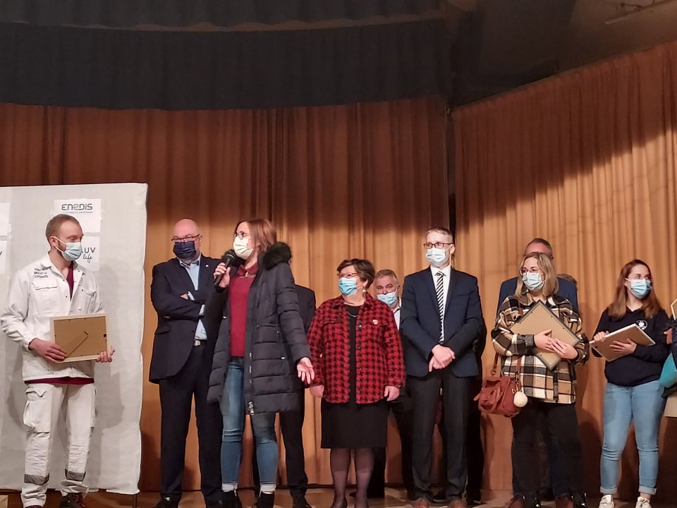 StTRAVERT's tweet photo. A #Pirou avec l’association @SAUVLife pour la cérémonie de remerciements et remise de diplômes aux #CitoyensSauveteurs qui ont pratiqué des massages cardiaques et sauvé des vies. Merci aux enfants de l’école formés aux 1ers secours sui ont aussi reçu un diplôme #solidarité #santé https://t.co/idwVkA6HWJ