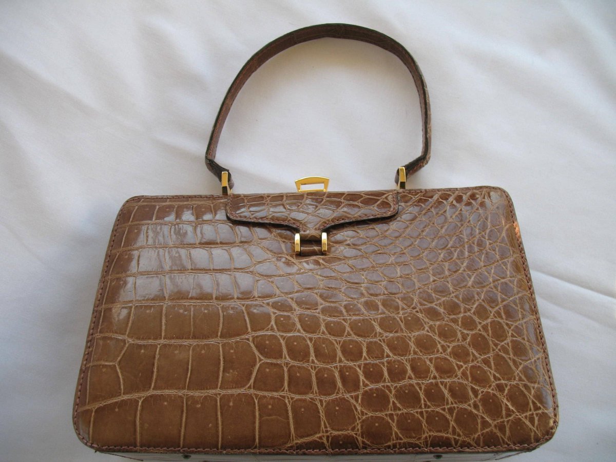 EdaRoseMilliner's tweet photo. Excited to share this beautifull vintage handbag in my #etsy shop: Elegant, Caramel, Vintage, Crocodile, Leather, Handbag. https://t.co/i0wa8X7ePM #beige #christmas #wrist #passionfashiondesign https://t.co/irenSoTGG4