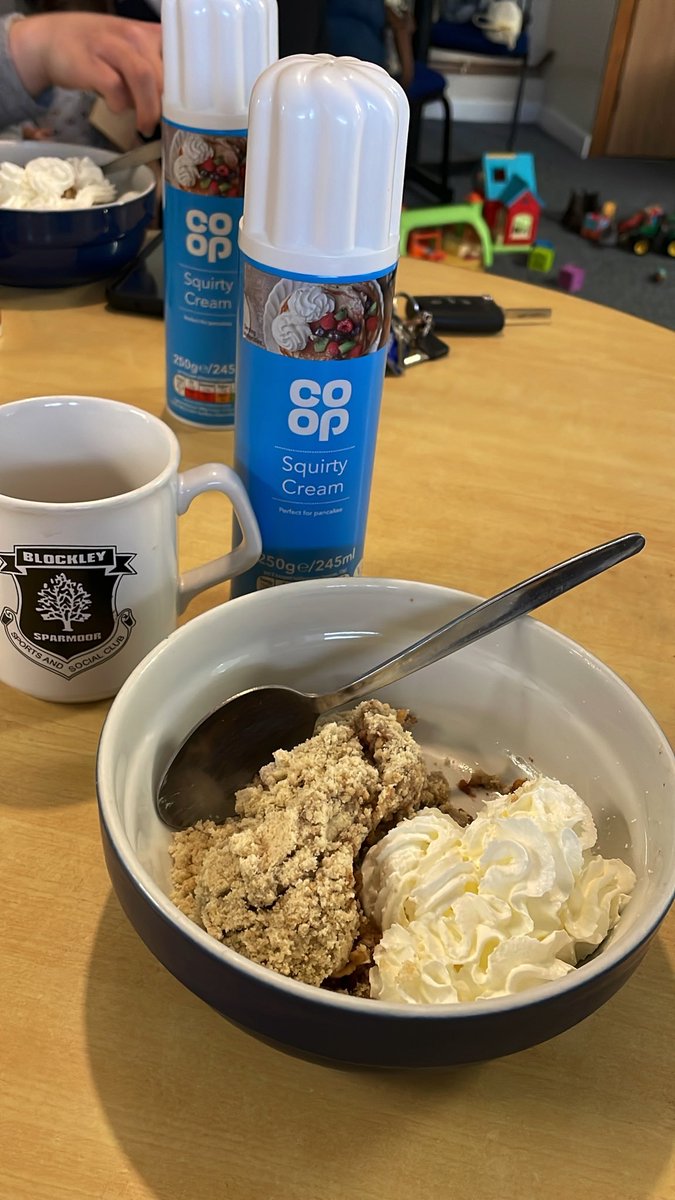 We all love squirty cream and apple &amp; mincemeat crumble 🎄😋<a href="/hockeymatchteas/">Hockey Match Teas</a> #hockey <a href="/gloscityhc/">Gloucester City HC</a>