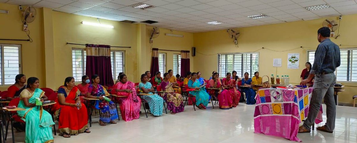 ZP_Mandya's tweet photo. ಮಂಡ್ಯ ಜಿಲ್ಲೆಯ ಜಿಲ್ಲಾ ತರಬೇತಿ ಕೇಂದ್ರ (DTI) ದಲ್ಲಿ ವಿವಿಧ ತಾಲ್ಲೂಕಿನ GPLF ಗಳ ಸ್ವ-ಸಹಾಯ ಸಂಘದ ಮಹಿಳೆಯರಿಗೆ SBM(G) ಯೋಜನೆಯಡಿ ಗ್ರಾ.ಪಂ. ಗಳಲ್ಲಿ ಘನ ತ್ಯಾಜ್ಯ ವೈಜ್ಞಾನಿಕ ನಿರ್ವಹಣೆ ಕುರಿತು ತರಬೇತಿ ನೀಡಲಾಯಿತು. 
#RDPR #RDWSD #ZPMandya #Sbmg #GPLF #NRLM #SWM #Drywastecollection #Segregation  #Training #Smj https://t.co/sOlcvuCfI8