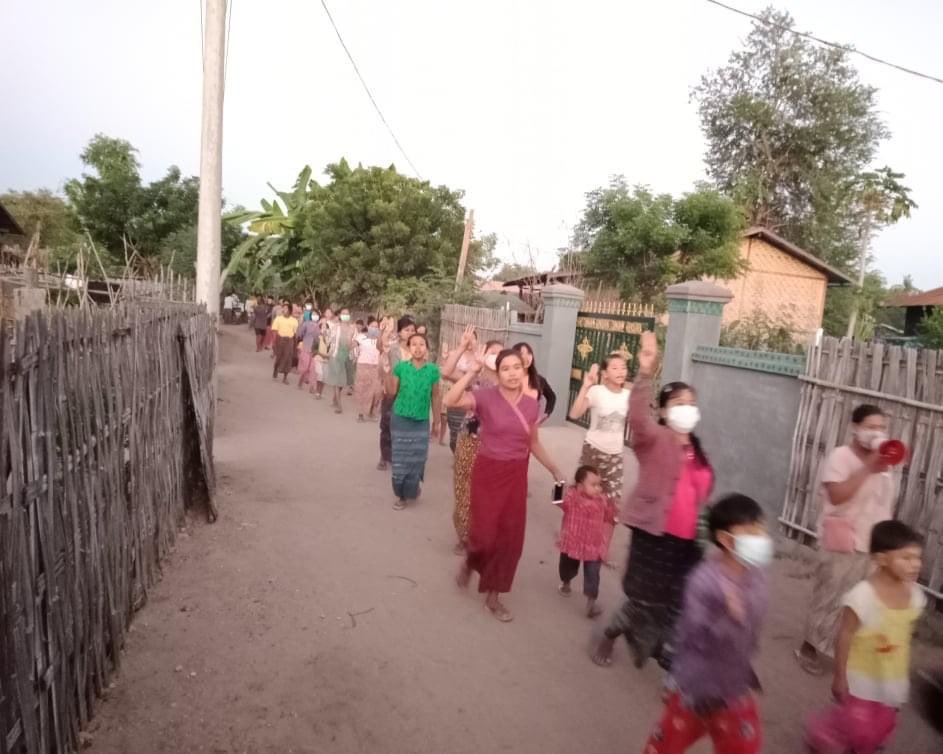 katycho22222's tweet photo. Pro-democracy residents from #Yekyipin village, #Yinmarpin Tsp,staged evening strike protest against which is stronger day by day to oppose military dictatorship. 🙏🏽✊🏽💪🏽
#Nov20Coup
#WhatsHappeningInMyanmar
#RejectMurderousJunta https://t.co/gMRzgs69Cn