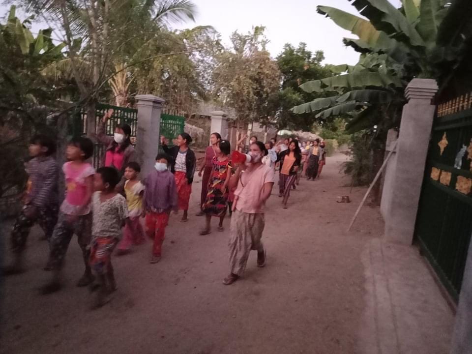 katycho22222's tweet photo. Pro-democracy residents from #Yekyipin village, #Yinmarpin Tsp,staged evening strike protest against which is stronger day by day to oppose military dictatorship. 🙏🏽✊🏽💪🏽
#Nov20Coup
#WhatsHappeningInMyanmar
#RejectMurderousJunta https://t.co/gMRzgs69Cn