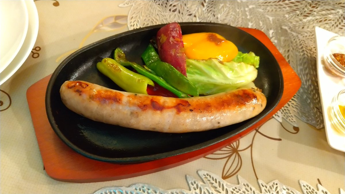 Kaitbnst's tweet photo. 前菜盛り合わせのクリームチーズに海苔と塩昆布という絶妙な組み合わせ、大きく肉汁たっぷりなソーセージに温野菜、時期が来たのでメニューに並んだ鰤のスパイシーソース、リクエストしたタコのボロネーゼetc…
今日も美味しかったです!
#Ravigote https://t.co/42HwKbckAC