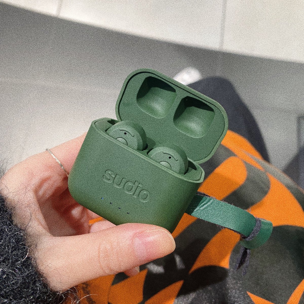 ___setadub's tweet photo. sudio(@sudio_jp5 )公式サイトで最大35％OFFのセール中！

ノイキャン付き &amp;デザイン超イケてるsudio ettも1万円切ってる🙋‍♀️人生初ノイキャンだったけどハマってしまってガチ愛用中…

https://t.co/yU1lSVT8xF

#PR https://t.co/cHJs9rXBBg