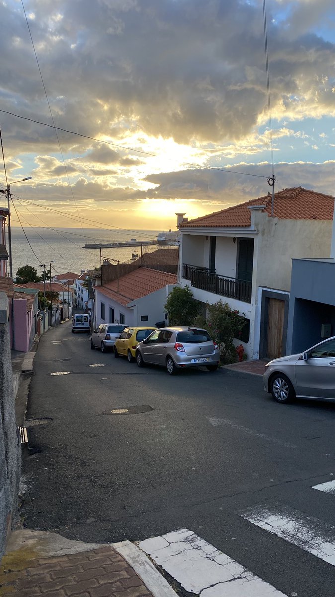paddysteffen's tweet photo. Spaziergang durch Funchal und dabei schön @chatgefluestere auf den Ohren. Beste Leben 😍
@unge @MontanaBlack https://t.co/2CYWC53sNf