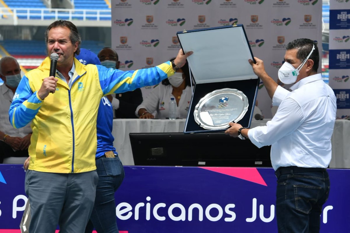 nanidoglioni's tweet photo. Feliz de hacer parte de la presentación del voluntariado de los @CaliValle. Entregamos las llaves de la ciudad a Neven Ilic, presidente de @PanamSports, y a cinco días del inicio de las justas estamos listos para recibir a los turistas del mundo  @AlcaldiaDeCali @secturismocali https://t.co/h0OMF0hvCZ