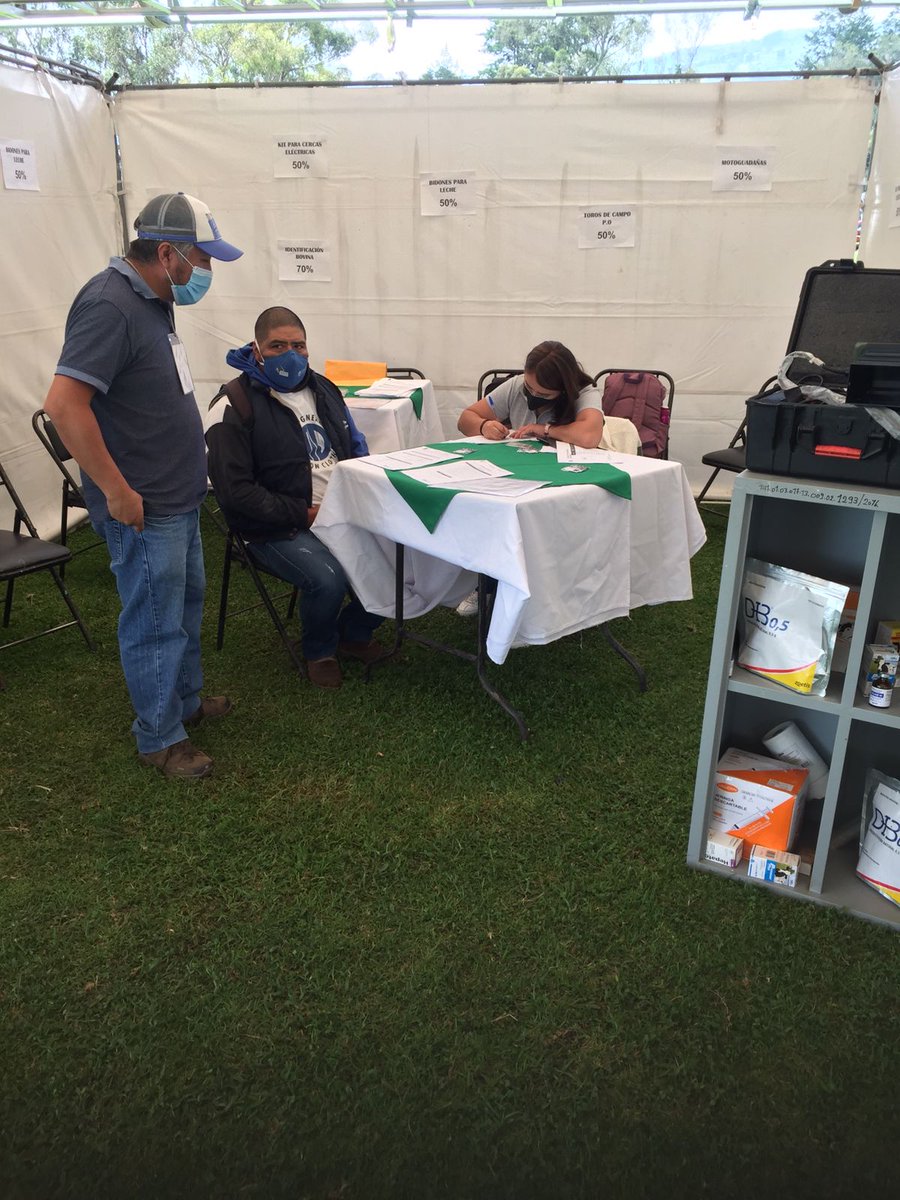 Agricultura_CZ2's tweet photo. Personal de @AgriculturaPch informa a visitantes en #FeriaHolstein2021 sobre programas y proyectos que @AgriculturaEc tiene en favor de ganaderos del país. https://t.co/IHiiZOdrg0