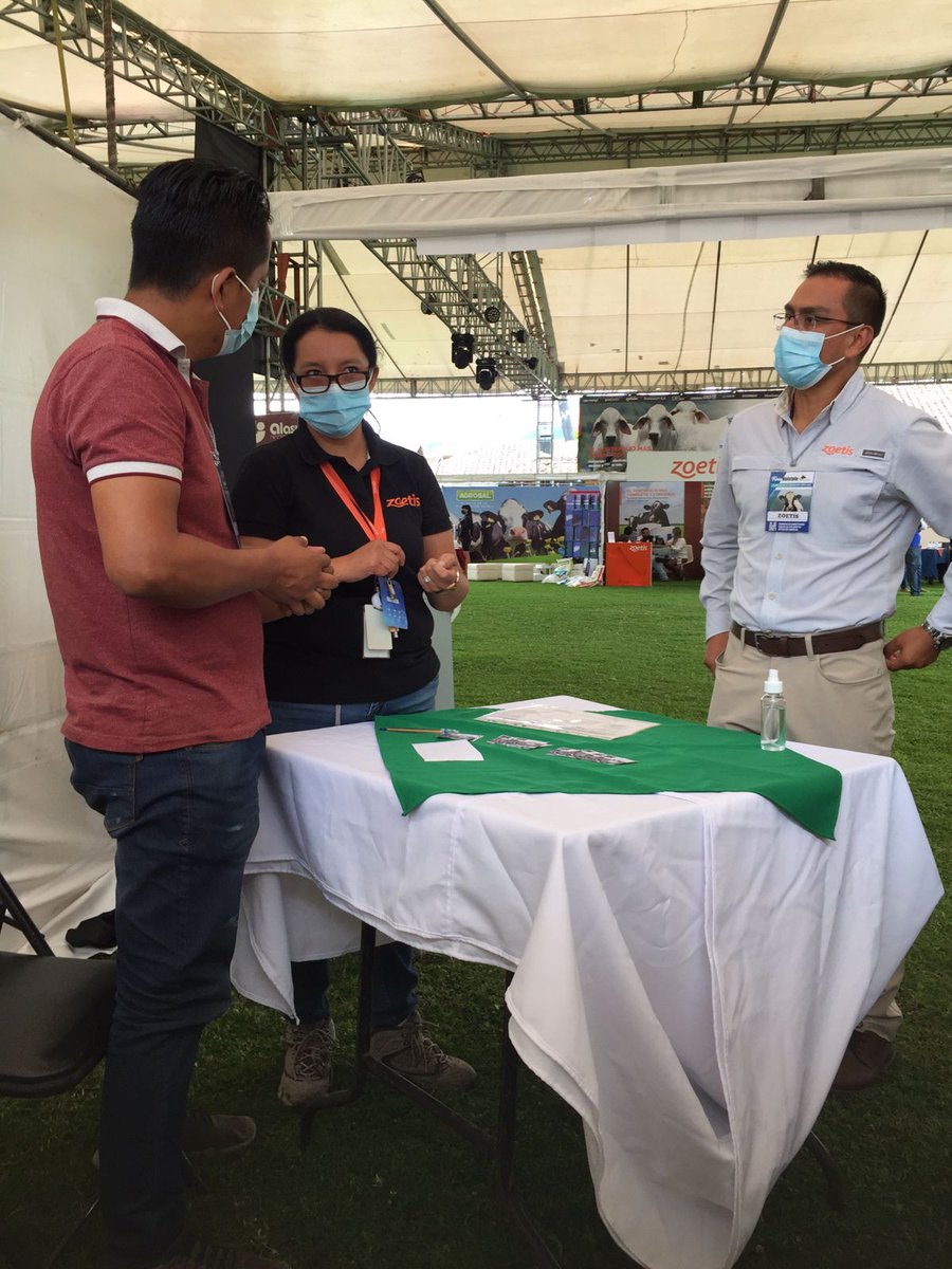 Agricultura_CZ2's tweet photo. Personal de @AgriculturaPch informa a visitantes en #FeriaHolstein2021 sobre programas y proyectos que @AgriculturaEc tiene en favor de ganaderos del país. https://t.co/IHiiZOdrg0