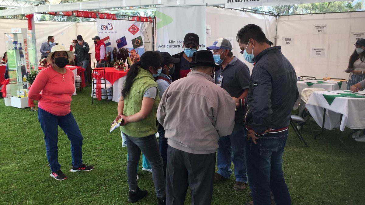 Agricultura_CZ2's tweet photo. Personal de @AgriculturaPch informa a visitantes en #FeriaHolstein2021 sobre programas y proyectos que @AgriculturaEc tiene en favor de ganaderos del país. https://t.co/IHiiZOdrg0