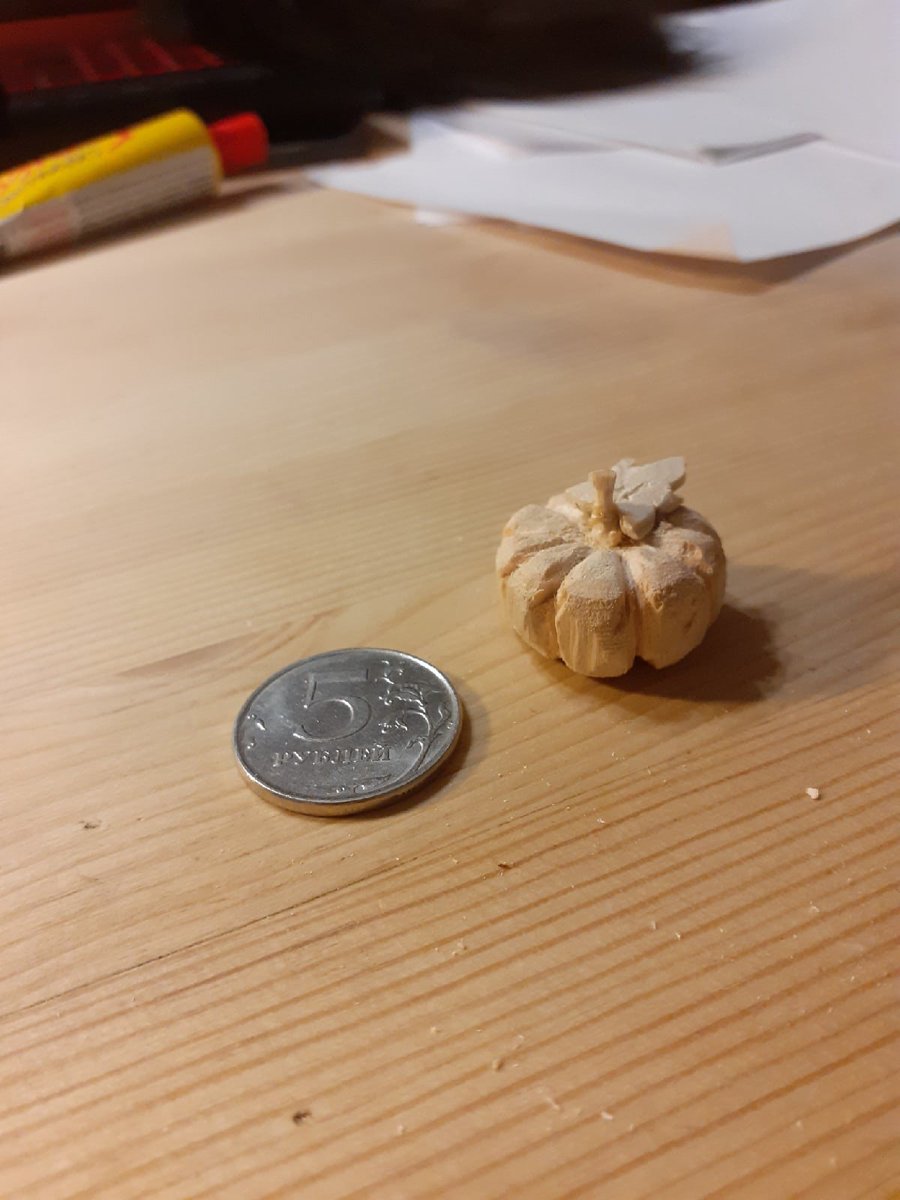 Первый раз вырезала из дерева 
сделала микротыкву 

С одной стороны клево 
С другой есть ощущение что я трачу время на хрень 
бесполезную место того чтобы работать