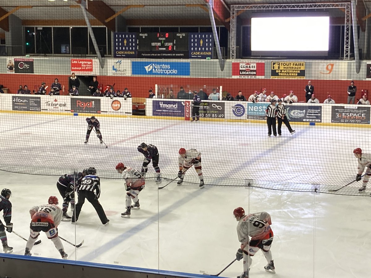 🏒 Très heureux de donner le coup d’envoi du derby <a href="/SNCF/">❌</a> entre les <a href="/CorsairesNantes/">Corsaires de Nantes</a> et <a href="/DogsCholet/">DOGS de Cholet Officiel</a> dont <a href="/TERPays2LaLoire/">TER Pays de la Loire</a> et #AleopEnTer sont partenaires !
Que d’#engagement de la part des joueurs de chaque camp !