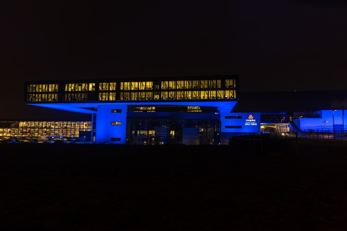 To mark @UNICEF’s World Children’s Day Cargolux lit its Luxembourg-based HQ building in blue for a whole week. It’s the second year running that CV takes part in this initiative in support of children’s rights worldwide. 💙 #cargolux #cargoluxgoesblue #goblue #aircargoals