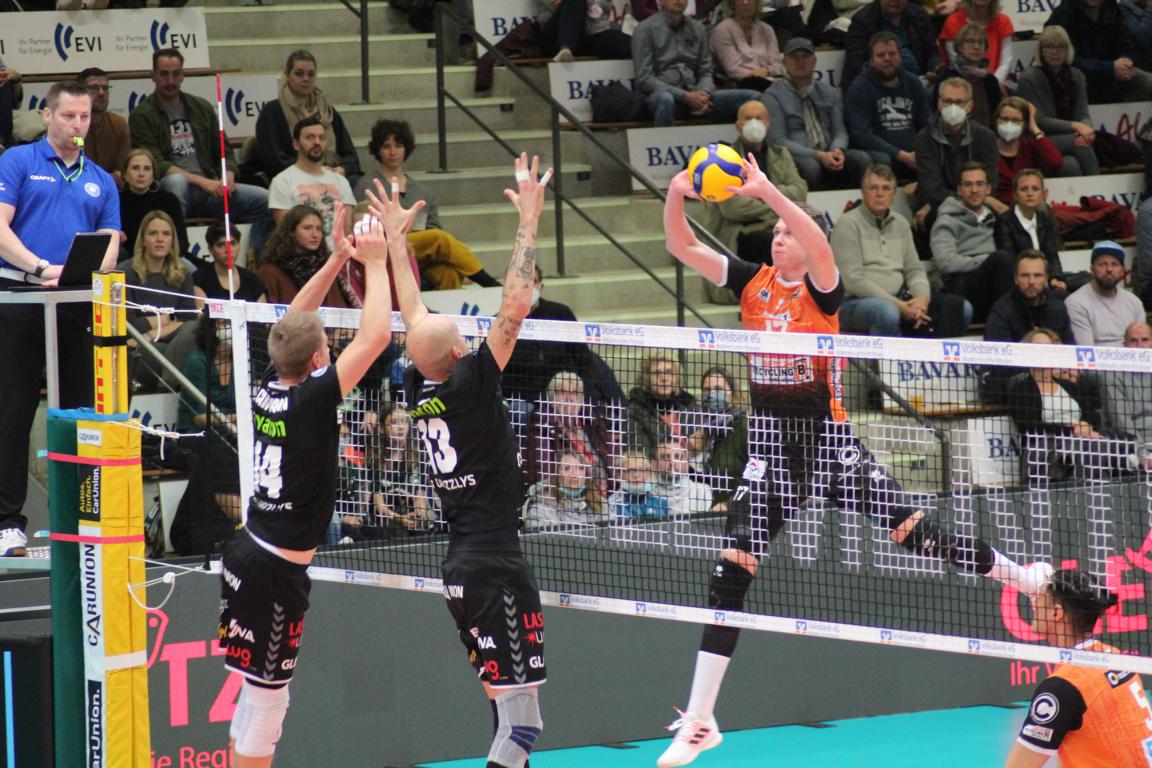 (lh) Der 2. Satz geht mit 25:21 an UNS!!! @heliosgrizzlys Die @BRVolleys verlieren im 9. Spiel des 2. Satz der Saison. Damit 1:1 (21:25; 25:21). #GOGRIZZLYS #heliosgrizzlys #Roartime #spurenhinterlassen #Hildesheim @VOLLEYBALL_BL