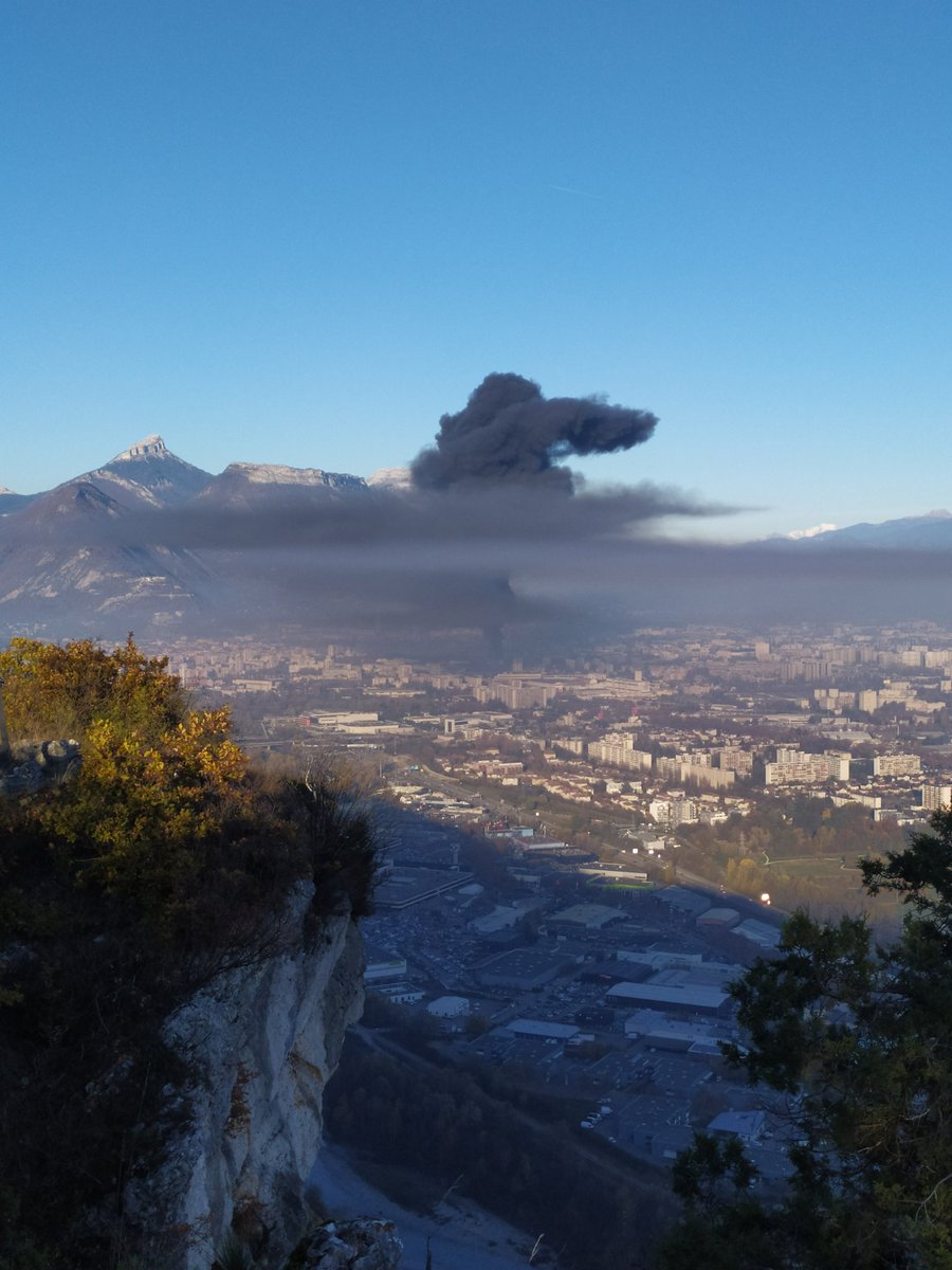 vinvin2020's tweet photo. Depuis le Rocher de comboire vers 15h #incendie #Grenoble https://t.co/XcWDGDkD8J