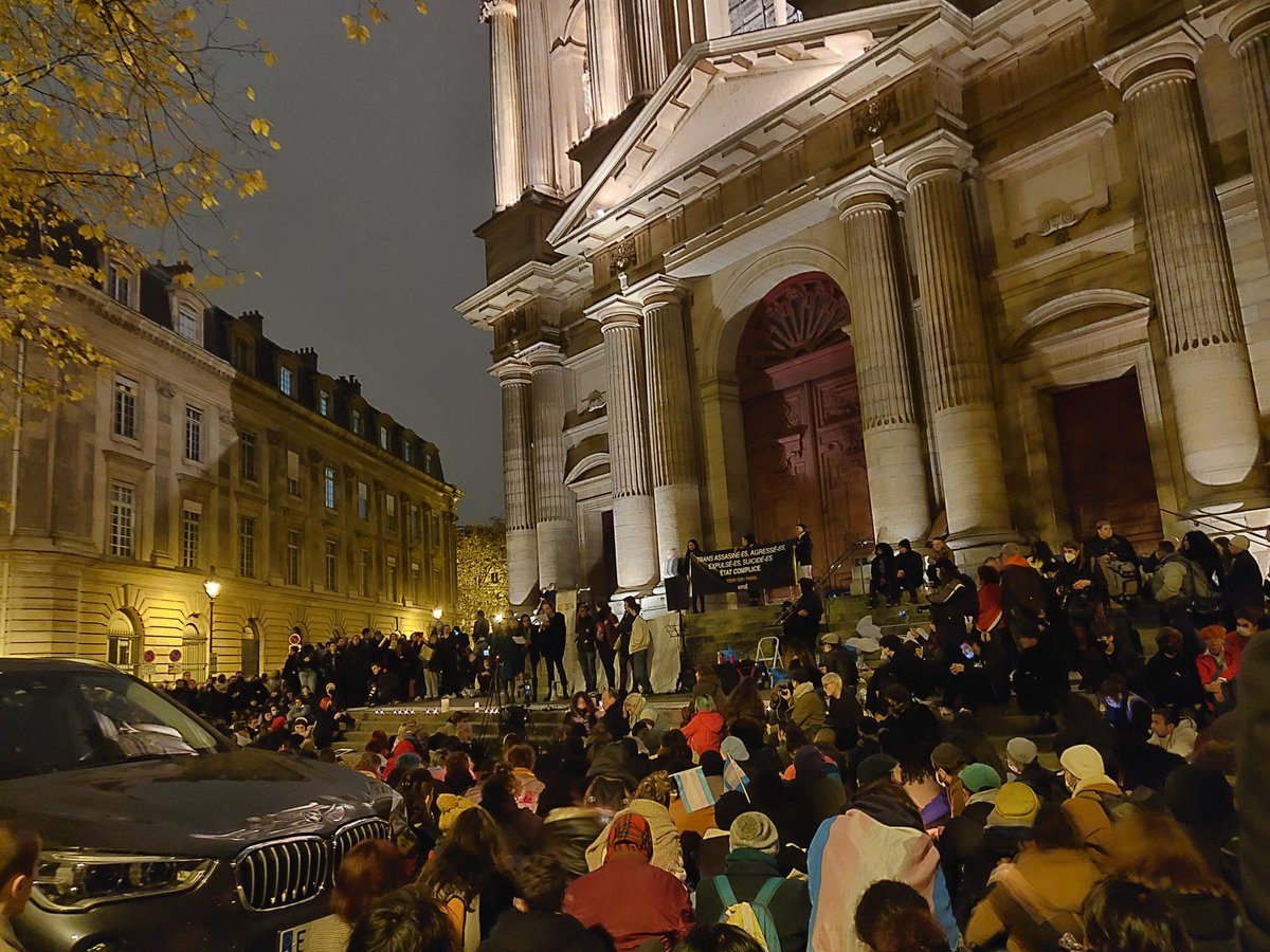 20 novembre, journée du souvenir trans. Un moment d'hommage organisé par @acceptesst. La liste de nos mort·es sera toujours trop longue. #TDOR