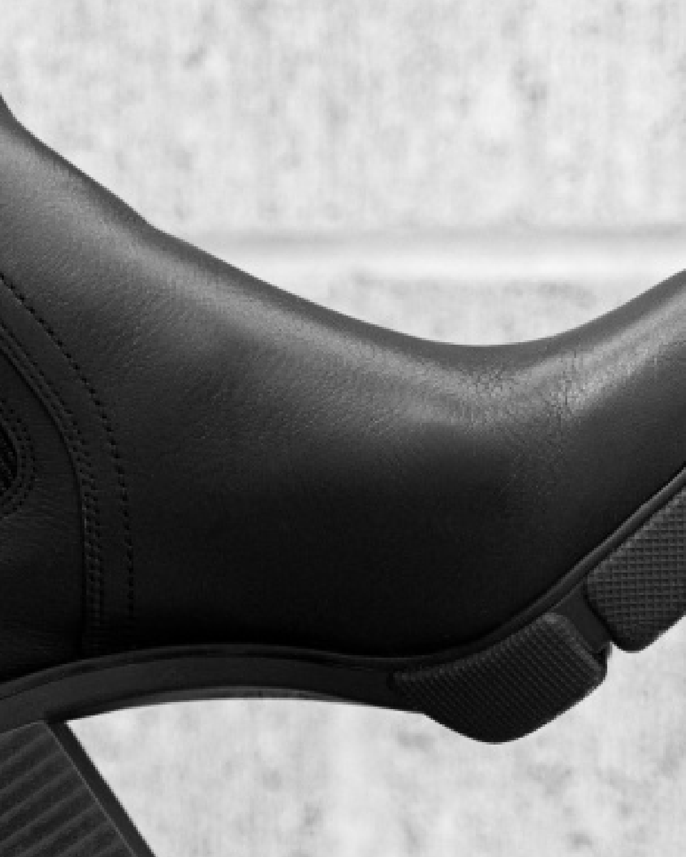 Rain or shine // Our sleek waterproof boots have you covered, weather or not.⁠
⁠
Shop our Weather Ready collection at the link:
shorturl.at/ozR58