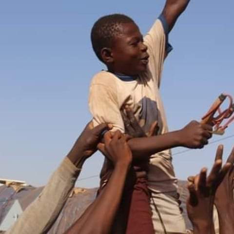 nyeusi_waasi's tweet image. A 10-year-old burkinabe boy is being celebrated for using his slingshot to bring down a French military drone. Locals in Kaya, Center-North Region have imposed a blockade on the French military convoy forcing it to change course ✊🏿🇧🇫🔥