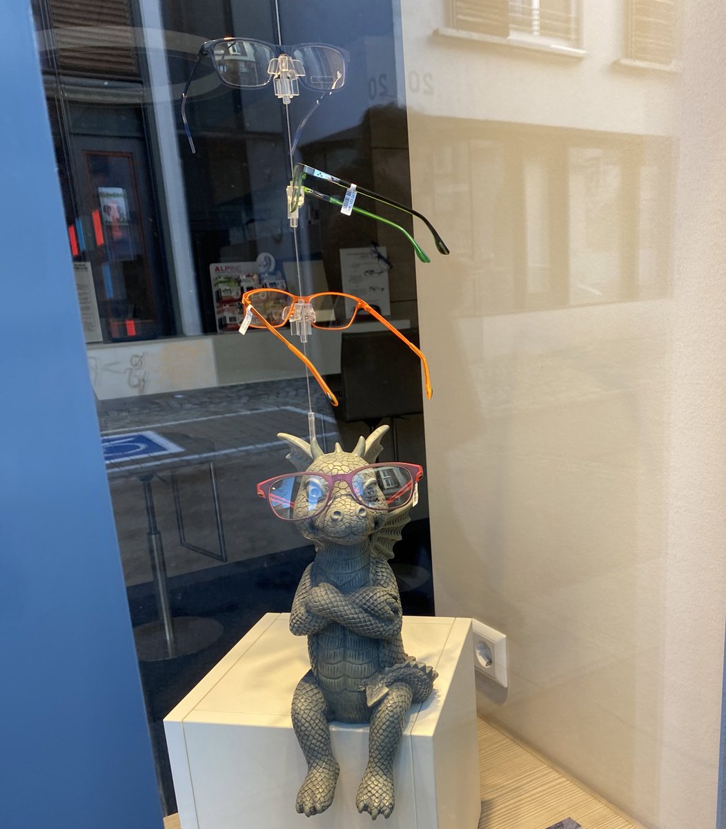 RuthRebekka's tweet photo. Ich, wenn ich mal meine Brille trage. #Schaufenster Lieblinge 🥰🐉 https://t.co/7XmG6viEGA