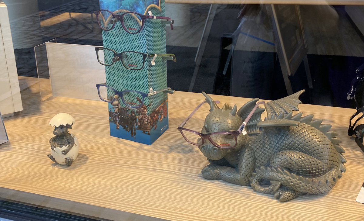 RuthRebekka's tweet photo. Ich, wenn ich mal meine Brille trage. #Schaufenster Lieblinge 🥰🐉 https://t.co/7XmG6viEGA