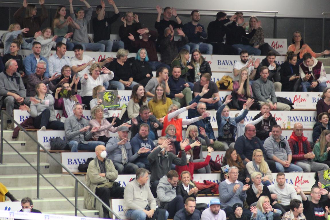 (lh) Die @heliosgrizzlys #Giesen bedanken sich heute Abend bei 1.335 #Volleyball -Fans senden viele Grüße an die mitgereiste Fankolonie aus #Berlin begleitet von @TspSport #GOGRIZZLYS #heliosgrizzlys #Roartime #spurenhinterlassen #Hildesheim @VOLLEYBALL_BL