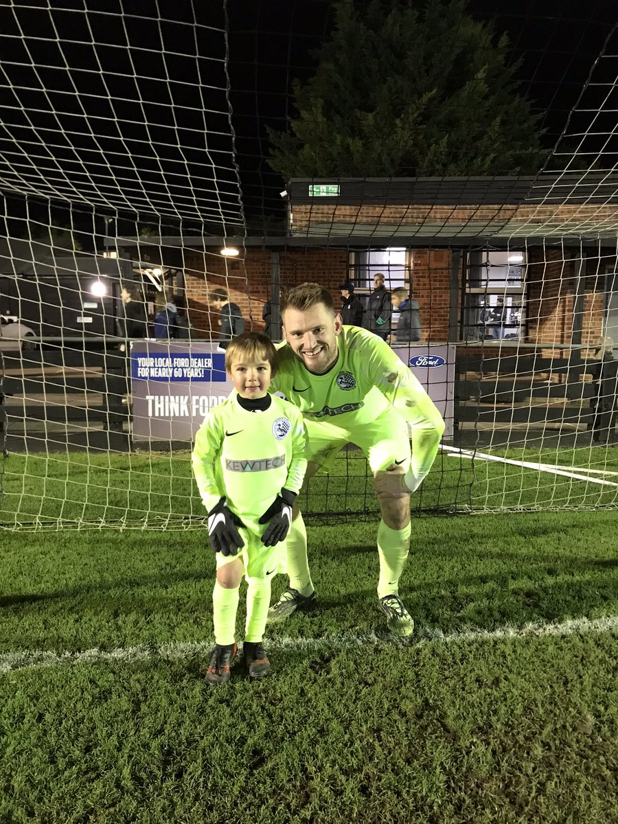 roystontyouthfc's tweet photo. One of our Mini Crows members Matty and his Number ‘1’ idol @RoystonTownFC goalkeeper @w27chy 

#CROWS 
#MINICROWS https://t.co/cCu8Zy0BLs