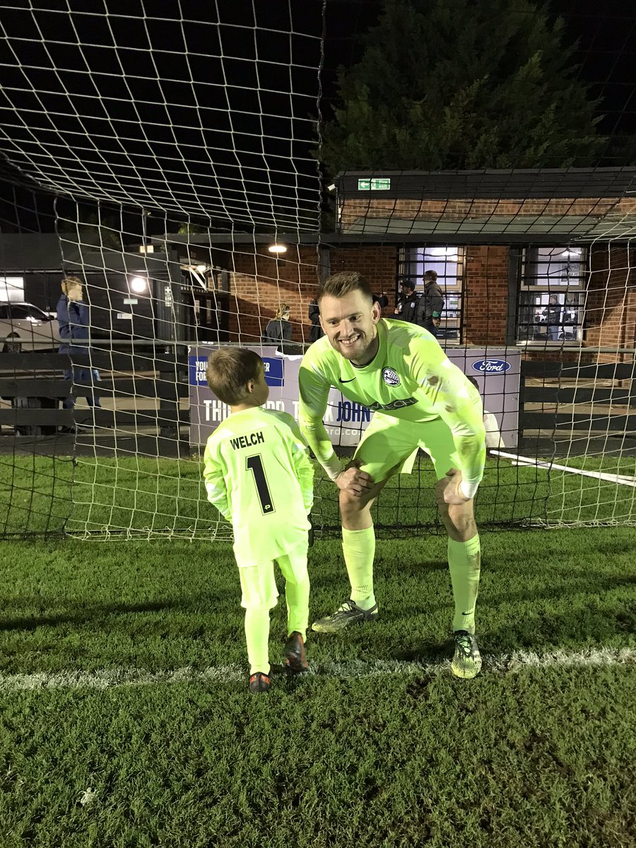 roystontyouthfc's tweet photo. One of our Mini Crows members Matty and his Number ‘1’ idol @RoystonTownFC goalkeeper @w27chy 

#CROWS 
#MINICROWS https://t.co/cCu8Zy0BLs