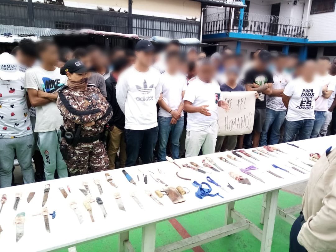 SNAI_Ec's tweet photo. #Zona1 | @FaustoCoboM3, director (e), lidera la entrega voluntaria de armas por parte de #PPL del #CPLCarchi N°1, a cargo del mayor José Obando.

Acciones para mantener el orden y la seguridad, en el marco del Acuerdo Nacional por la Crisis Penitenciaria.
@LassoGuillermo https://t.co/JBlg5e01Pr