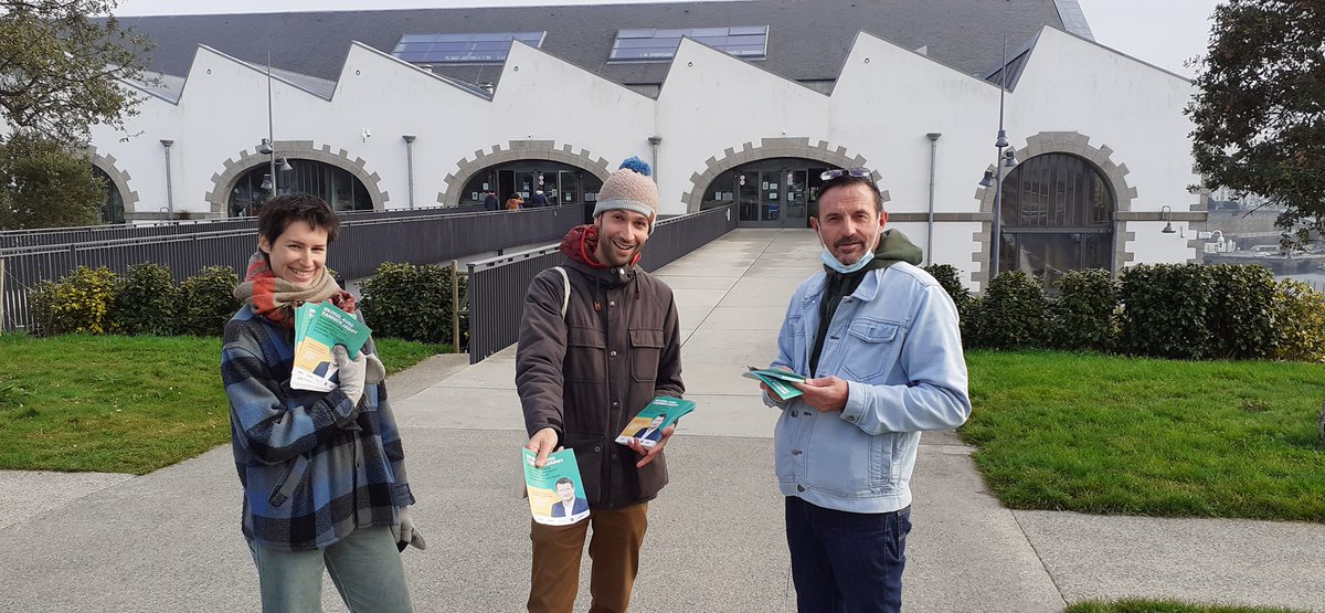 EELVBrest's tweet image. PRÉSIDENTIELLES
💚Premier tractage pour @yjadot cette après-midi aux  Capucins.
🌅Du beau temps, des échanges avec les citoyen·ne·s et la visite du #villageclimatdeclic aux Capucins pour rencontrer les acteurs de terrain de la transition.
😎Bref, une bonne journée.
#2022lecologie