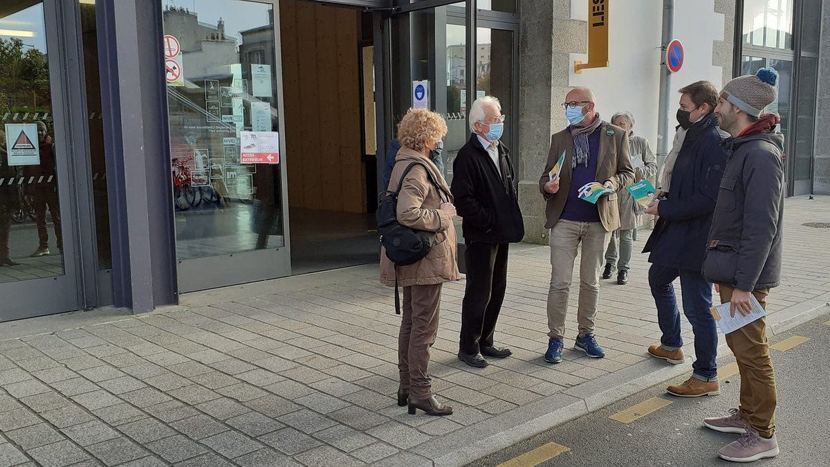 EELVBrest's tweet image. PRÉSIDENTIELLES
💚Premier tractage pour @yjadot cette après-midi aux  Capucins.
🌅Du beau temps, des échanges avec les citoyen·ne·s et la visite du #villageclimatdeclic aux Capucins pour rencontrer les acteurs de terrain de la transition.
😎Bref, une bonne journée.
#2022lecologie