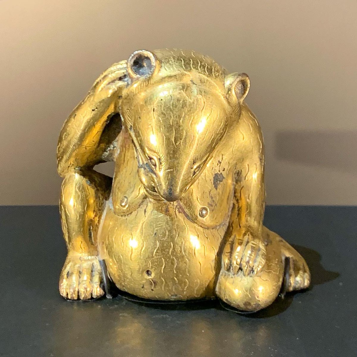 LivyEtoile's tweet photo. #TheAlthaniCollection
Cet ours en bronze doré provient de la Dynastie des Han occidentaux. Ils avaient un attachement particulier à cet animal jusqu’à lui conférer un aspect affectueux et non féroce.
Celui-ci est un poids, il calait les nattes de sol.
(206 av J.-C. - 25 apr J.-C) https://t.co/ugcWFFIEmM
