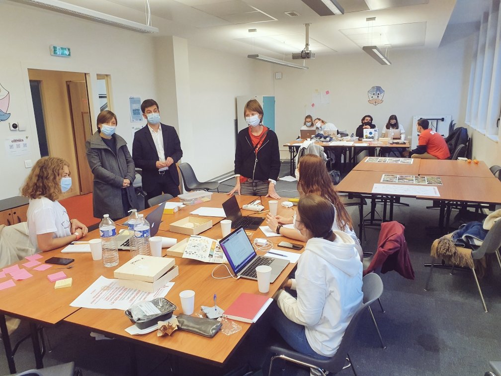 Martin_davidb's tweet photo. En 48H, des étudiants montent des projets / challenges d'entreprises de la Région connectées par @Eurasante. C'est le #Hackathon #hibster & c'est en partie à la Maison de l'Emploi. Échanges avec Audrey Linkenheld cet AM. RDV demain pour connaitre les gagnants 👩🔬👩💻👨💻🏆 #lille https://t.co/CmCgmJP3TO