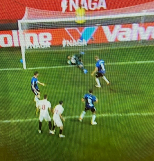 SRSBroum's tweet photo. @SevillaFC El VAR ni lo revisó. No salió esta repetición ni ninguna que se viera claramente si entraba o no. Esto es un escándalo. https://t.co/QFiyyWxPwe