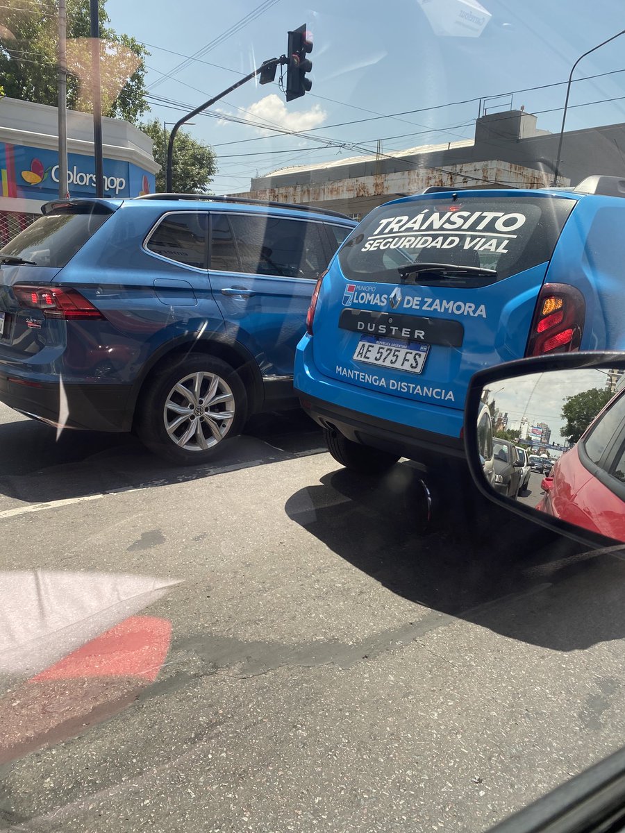 carol_paez's tweet photo. Indignada.. Av. Hip. Yrigoyen esq. Catedral de Lomas. Persona en el piso de la Av.  delante de un auto parado, posible accidente. Gente asistiendo.. Delante mío en mano contraria esta camioneta de #SeguridadVial de Lomas. Con balizas, yo la dejo pasar pensando que va a ayudar… https://t.co/yef8BiOfNd