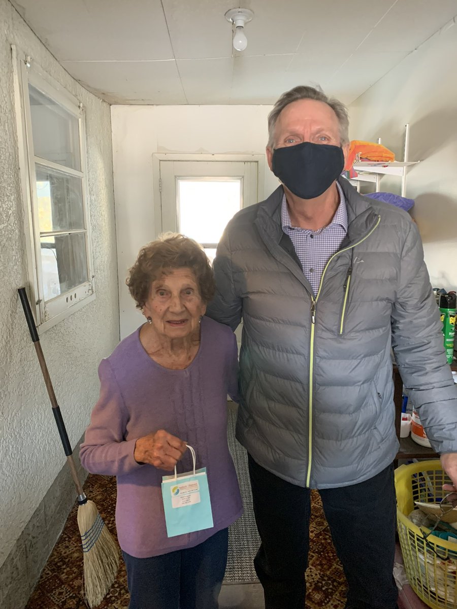 DcfSelkirk's tweet photo. Cookies and donations keep on coming! Wayne Sutherland gets a delivery from #sdcfoundation board member and grandson Brandon Sutherland, along with great grandson Ben. Sdcf’s Brian Chorney has some cookies for the lovely Roberta, a longtime donor! #givingchallenge Nov. 15-21 https://t.co/QwhwCxr8fv
