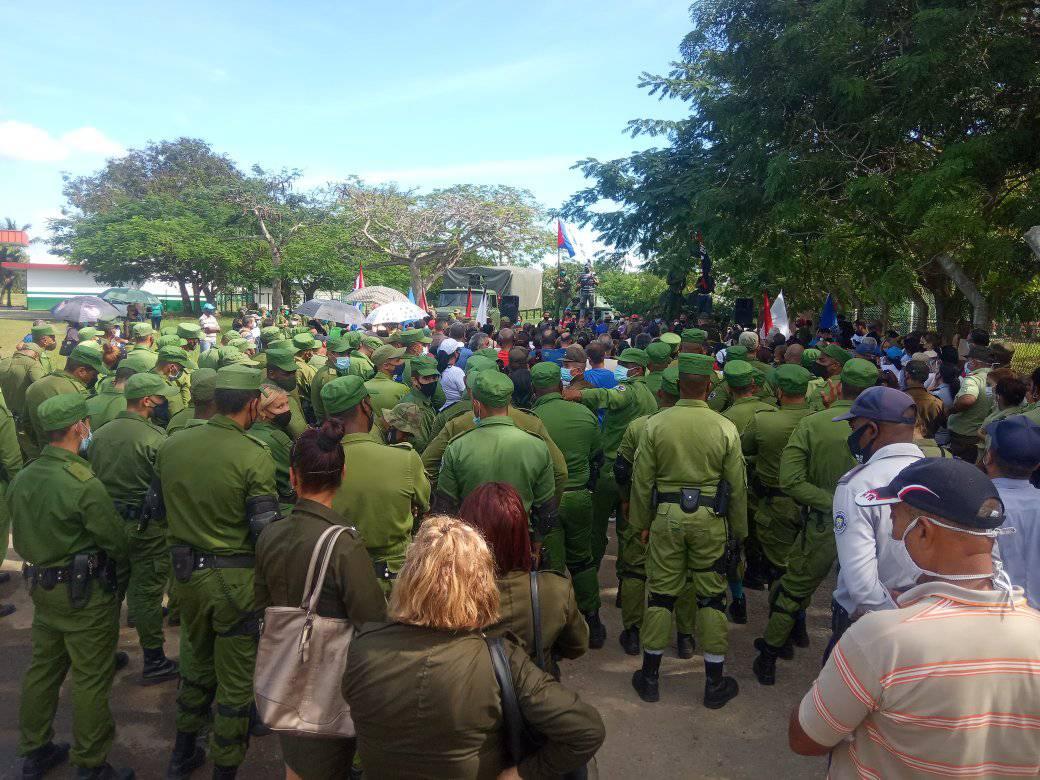 JAChang15's tweet photo. Clausura del #DíaDeLaDefensa en #Cienfuegos, palabras de Maridé Fernández, 1ra secretaria del Comité Provincial del Partido
#RedTocororo #DefendiendoCuba #SomosUCf
#PuebloUniformado #Girón
#RafagazoCentralCubano @CubaMES @feu_ucfgos @ucfgos @OrquiUCf @jsaborido50 @DiazCanelB https://t.co/sEBJTpTJwm