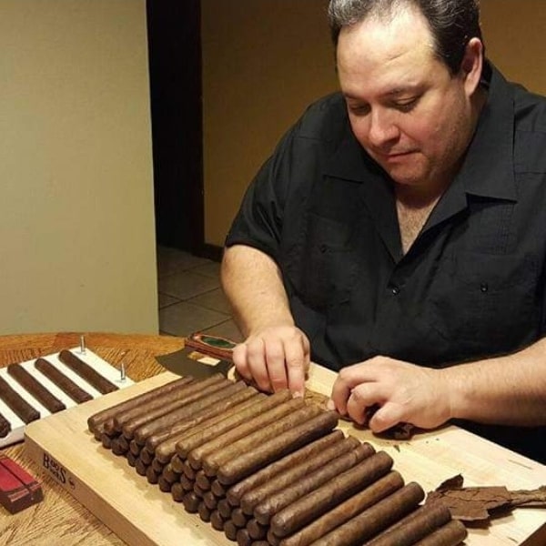 EdDevally's tweet photo. Me getting ready for the Holidays. #irollmyown #tobaccohouse #cuban #nicaragua #cigars #tobacco #rollmyown https://t.co/LQ5mrwxEqZ