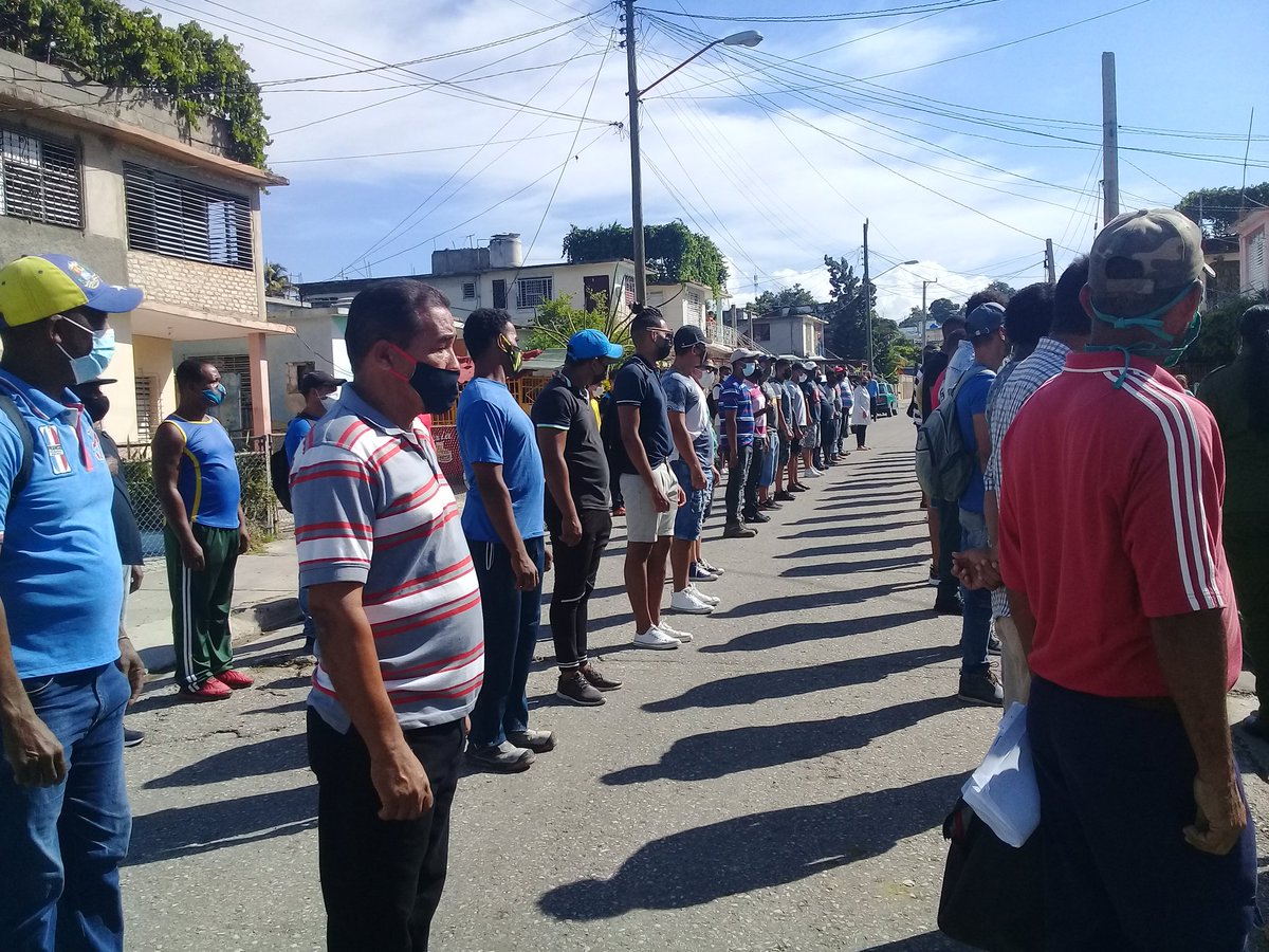 YudelkisOrtizB's tweet photo. Un pueblo preparado para la defensa de la Patria es invencible.
#SantiagoDeCuba se vistió de rojo y verdeolivo este día Nacional de la Defensa con amplia partición del pueblo y de manera especial de la juventud.
#DefendemosCuba
#CubaVive https://t.co/BKt8Ne6dN9