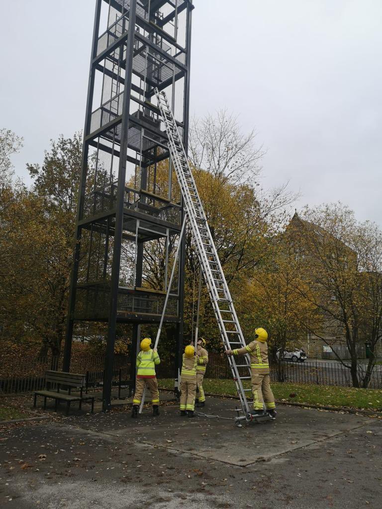 Blackburn_Fire's tweet photo. Blackburn’s Red Watch have been drilling with our neighbours at @darwen_fire today. Sharing skills helps us all to learn 😊👨🏼‍🚒👩🏼‍🚒🪜 https://t.co/5P9eDQ1Od1