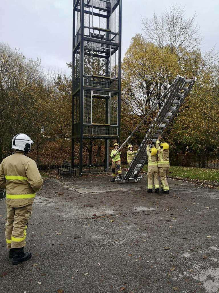 Blackburn_Fire's tweet photo. Blackburn’s Red Watch have been drilling with our neighbours at @darwen_fire today. Sharing skills helps us all to learn 😊👨🏼‍🚒👩🏼‍🚒🪜 https://t.co/5P9eDQ1Od1