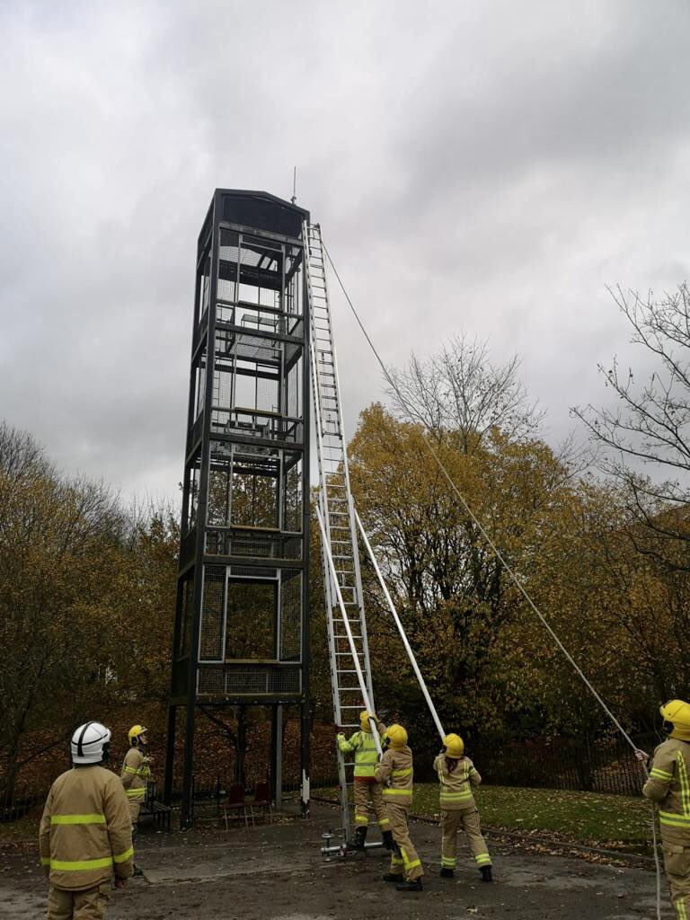 Blackburn_Fire's tweet photo. Blackburn’s Red Watch have been drilling with our neighbours at @darwen_fire today. Sharing skills helps us all to learn 😊👨🏼‍🚒👩🏼‍🚒🪜 https://t.co/5P9eDQ1Od1