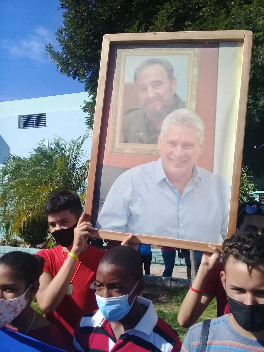 YudelkisOrtizB's tweet photo. Un pueblo preparado para la defensa de la Patria es invencible.
#SantiagoDeCuba se vistió de rojo y verdeolivo este día Nacional de la Defensa con amplia partición del pueblo y de manera especial de la juventud.
#DefendemosCuba
#CubaVive https://t.co/BKt8Ne6dN9