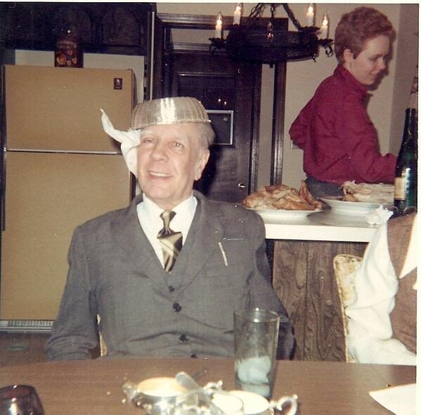 CosasEscritores's tweet photo. Jorge Luis Borges posando con una panera en la cabeza. https://t.co/1nUkChbHnF