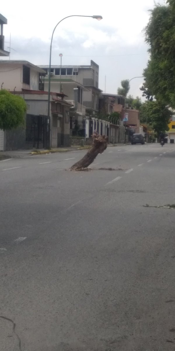 fjaviergm's tweet photo. Falta la tapa de la alcantarilla. De día no pasa nada... De noche evitas caer en el hueco, pero te puedes dar un buen c....... de frente. 
Inteligencia a millón. 
California Norte. https://t.co/wBUY2dJ03y