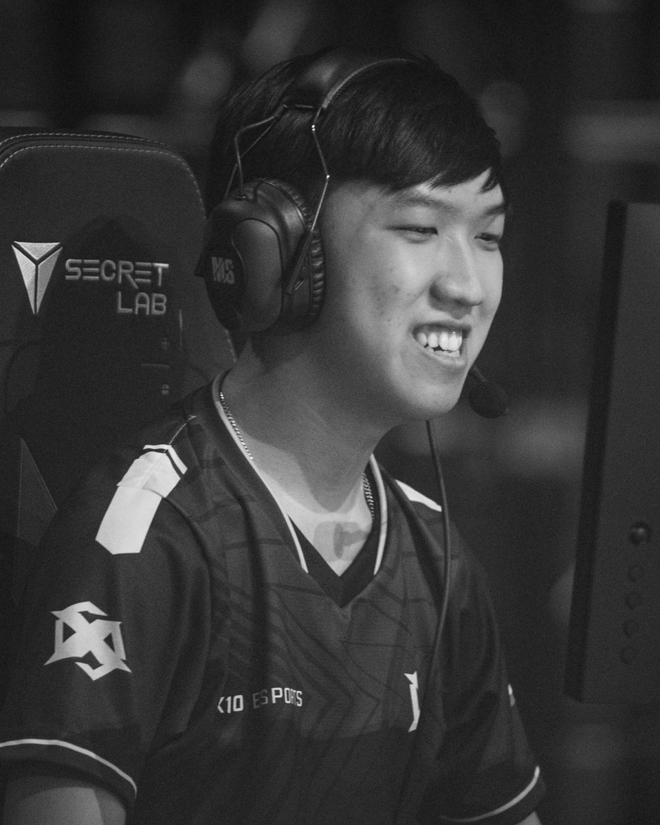 ValorantEsports's tweet photo. #VALORANTChampions Group A:

@Envy 💥
@X10CRIT 💥 
@VivoKeyd 💥
@AcendClub 💥

Who makes it to the Knockout Stage? Reply with flags only 🇺🇸 🇹🇭 🇧🇷 🇪🇺 https://t.co/vb3daR5N1c
