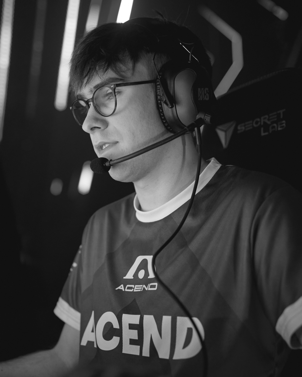ValorantEsports's tweet photo. #VALORANTChampions Group A:

@Envy 💥
@X10CRIT 💥 
@VivoKeyd 💥
@AcendClub 💥

Who makes it to the Knockout Stage? Reply with flags only 🇺🇸 🇹🇭 🇧🇷 🇪🇺 https://t.co/vb3daR5N1c