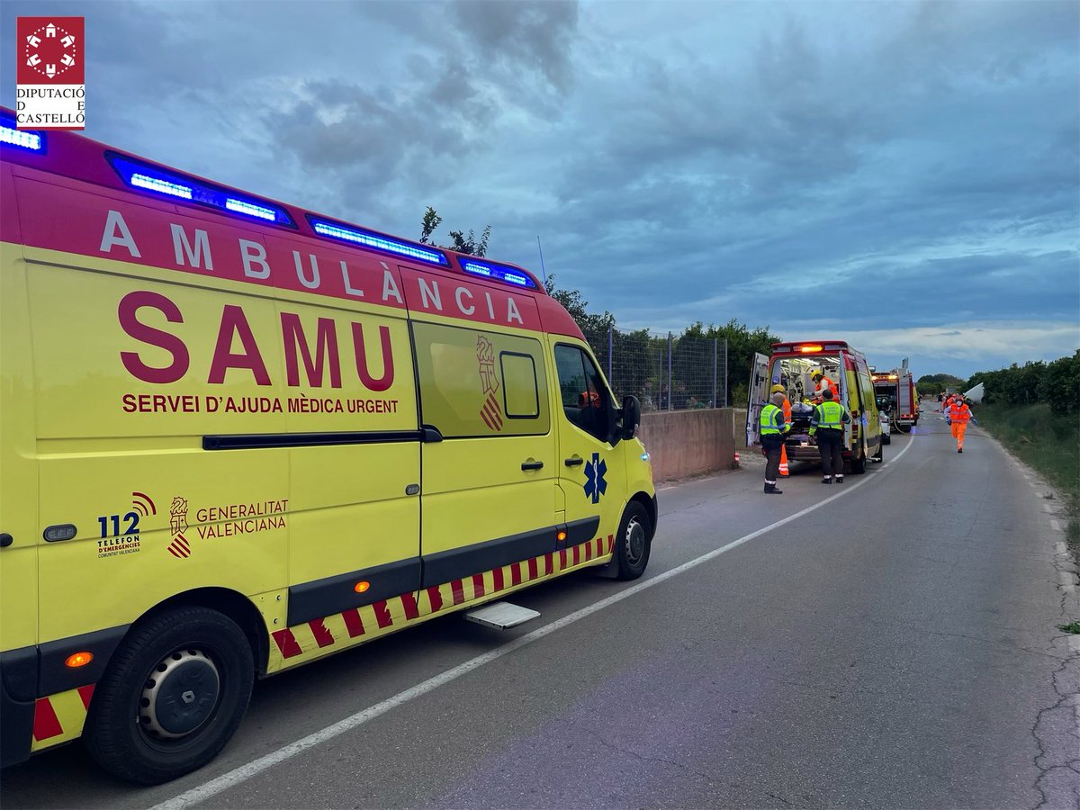 BombersDipcas's tweet photo. En el accidente de TFCO #Almassora, junto al dispositivo de #BomberosCPBC @dipcas ha intervenido un importante despliegue del #SAMU y medios sanitarios, efectivos #PoliciaLocal @ajalmassora y efectivos @guardiacivil https://t.co/zqtB3zLr4q