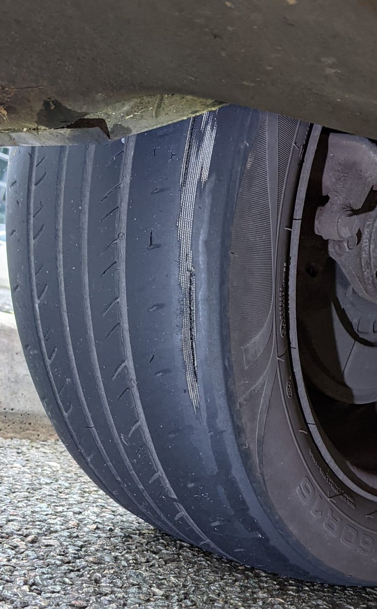 MPSRTPC's tweet image. Taxi &amp;amp; Private Hire team 3 stopped this vehicle with a dangerous defect today in Islington.

Before starting your shift make sure you inspect your vehicle.

Our officers are out every day making London&apos;s T&amp;amp;PH safer for everyone. @TFLTPH

#cabsunit