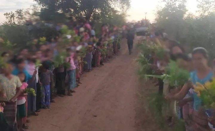 Bay_Lay_88's tweet photo. Locals holding branches of Eugenia(victory flower)and welcoming People Defense Forces who returned back after fighting with Terrorist Military Council in Magway Division. Be Safe Our Heroes.  #WarCrimesOfJunta #Nov20Coup #WhatsHappeningInMyanmar https://t.co/gVrrQy2DdL