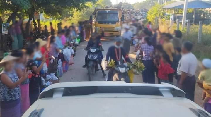 Bay_Lay_88's tweet photo. Locals holding branches of Eugenia(victory flower)and welcoming People Defense Forces who returned back after fighting with Terrorist Military Council in Magway Division. Be Safe Our Heroes.  #WarCrimesOfJunta #Nov20Coup #WhatsHappeningInMyanmar https://t.co/gVrrQy2DdL